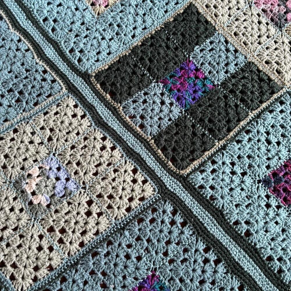 Vintage Handmade Green Patchwork Crochet Caftan Blanket Quilt - Picture 4 of 7
